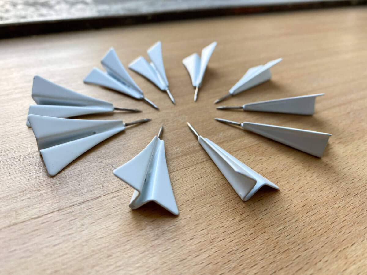 Aeroplani con puntine di metallo